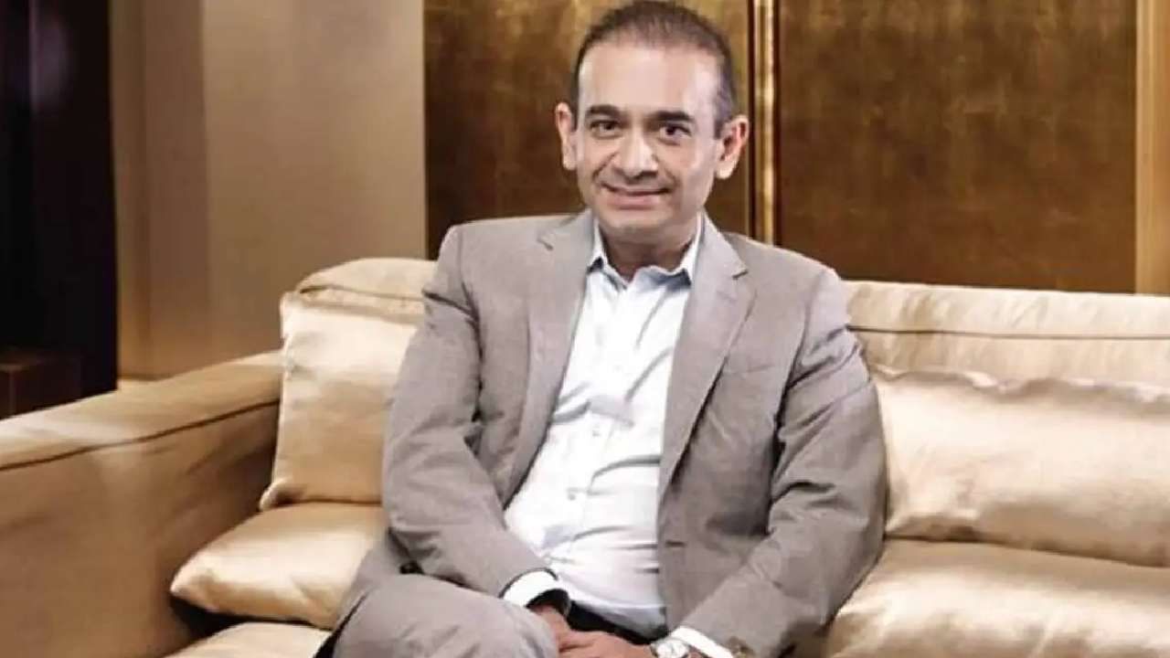 फायरस्टार डायमंड इंटरनॅशनल प्रायव्हेटचे मालक नीरव मोदीचं हे म्युझिक स्टोअर होतं. अब्जावधी डॉलर्सचं बँक कर्ज चुकवण्यात तो अपयशी ठरला होता. सोनम कपूर आणि आनंद अहुजा यांचा 'भाने ग्रुप' हा विविध प्रकारचे कपडे बनवतो. या कंपनीकडून रिदम हाऊसच्या खरेदीच्या वृत्ताला दुजोरा देण्यात आला आहे.