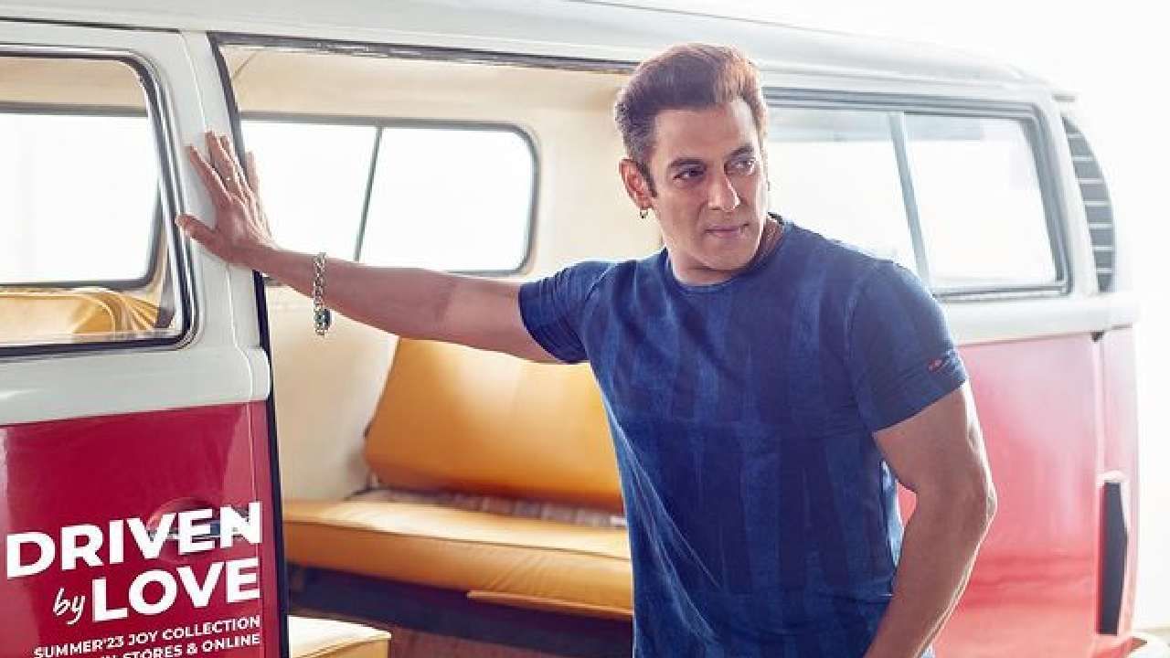 सलमान खानने यावर्षी तब्बल 75 कोटी रुपये कर भरला आहे. यानुसार सर्वाधिक कर भरणाऱ्या भारतीय सेलिब्रिटींच्या यादीत तो तिसऱ्या स्थानी आहे.  