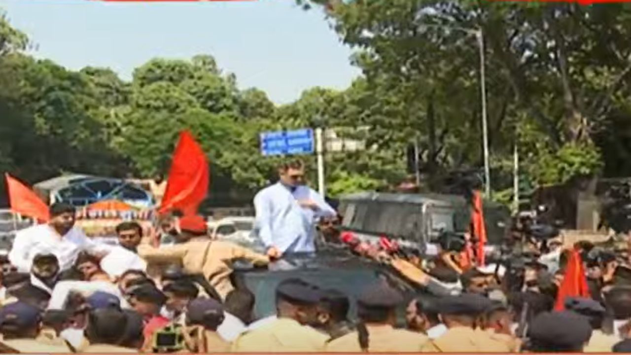 छत्रपती शिवाजी महाराजांचे नावाचे राजकारण खूप झाले. या प्रकरणात आता खोटे खपवून घेणार नाही, असे संभाजीराजे यांनी यावेळी बोलताना सांगितले. गेट वे ऑफ इंडियाजवळ एका कारवर उभे राहून त्यांनी भाषण केले.