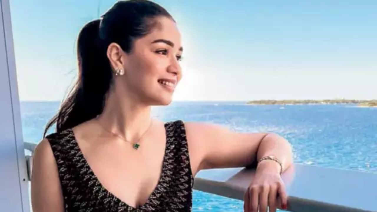 रेड कारपेट इव्हेंट्सपासून पडद्याच्या मागेही साराचा सहभाग असतो. साराने आपला ऑनलाइन व्यवसाय उभारला आहे. सारा तेंडुलकर शॉप नावाने एक ऑनलाइन स्टोअर चालवते. तसेच भारतात कोरियाचा ब्यूटी ब्रँड लैनिगेची ब्रँड एंबेसडर आहे. तिला एंडोर्समेंटमधून चांगले उत्पन्न आहे.