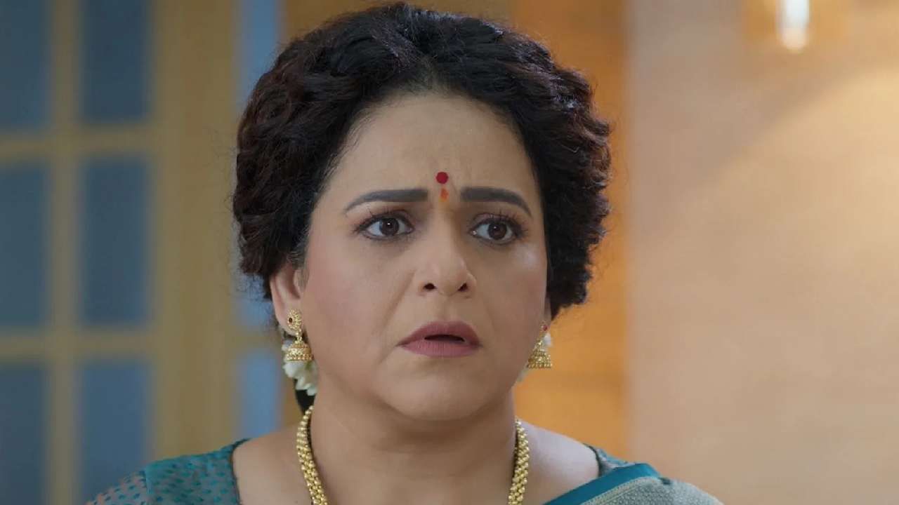 सीताई रस्त्याने जात असताना तिथे काही चोर येतात आणि सीताईच्या गळ्यातील मंगळसूत्र हिसकावून घेतात. सीताई शिवाला काहीही कर पण माझं सौभाग्य मला परत हवं आहे असं सांगते.