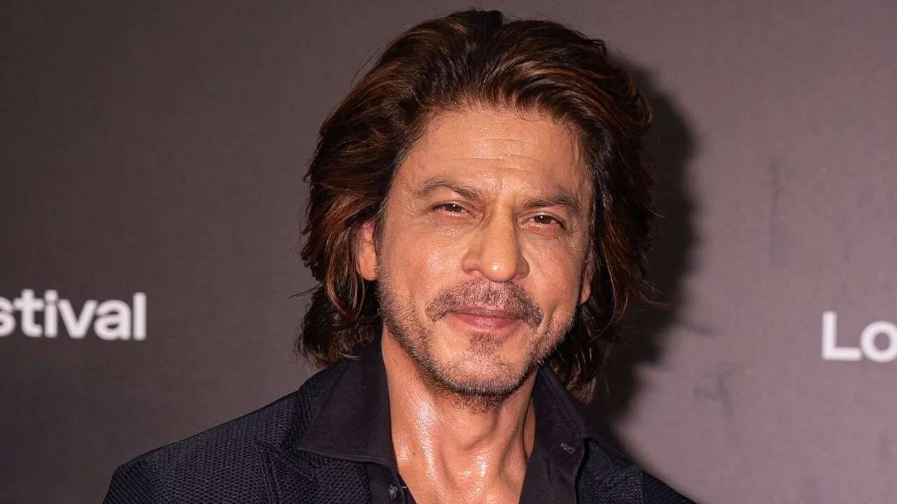 सर्वाधिक कर भरणाऱ्या सेलिब्रिटींमध्ये बॉलिवूडचा 'किंग' अर्थात शाहरुख खान आहे. त्याने यावर्षी तब्बल 92 कोटी टॅक्स भरला आहे. या यादीत 71 कोटी रुपये कर भरणारे अमिताभ बच्चन चौथ्या क्रमांकावर आहेत. तर 42 कोटी रुपये कर भरणारा अजय देवगण पाचव्या स्थानी आहे.  