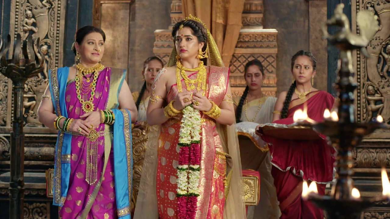 सतीचे पिता अर्थात दक्षराजांनी यज्ञासाठी सर्व देवतांना आमंत्रित केलं. मात्र महादेवांना आमंत्रित केलं नाही. महादेवांचा अपमान सहन न झाल्यामुळे देवी सतीने अग्नीकुंडात उडी घेऊन देहत्याग केला. भगवान शिवशंकरांना हे कळताच ते क्रोधीत झाले आणि त्यांनी वीरभद्र अवतार धारण केला.  