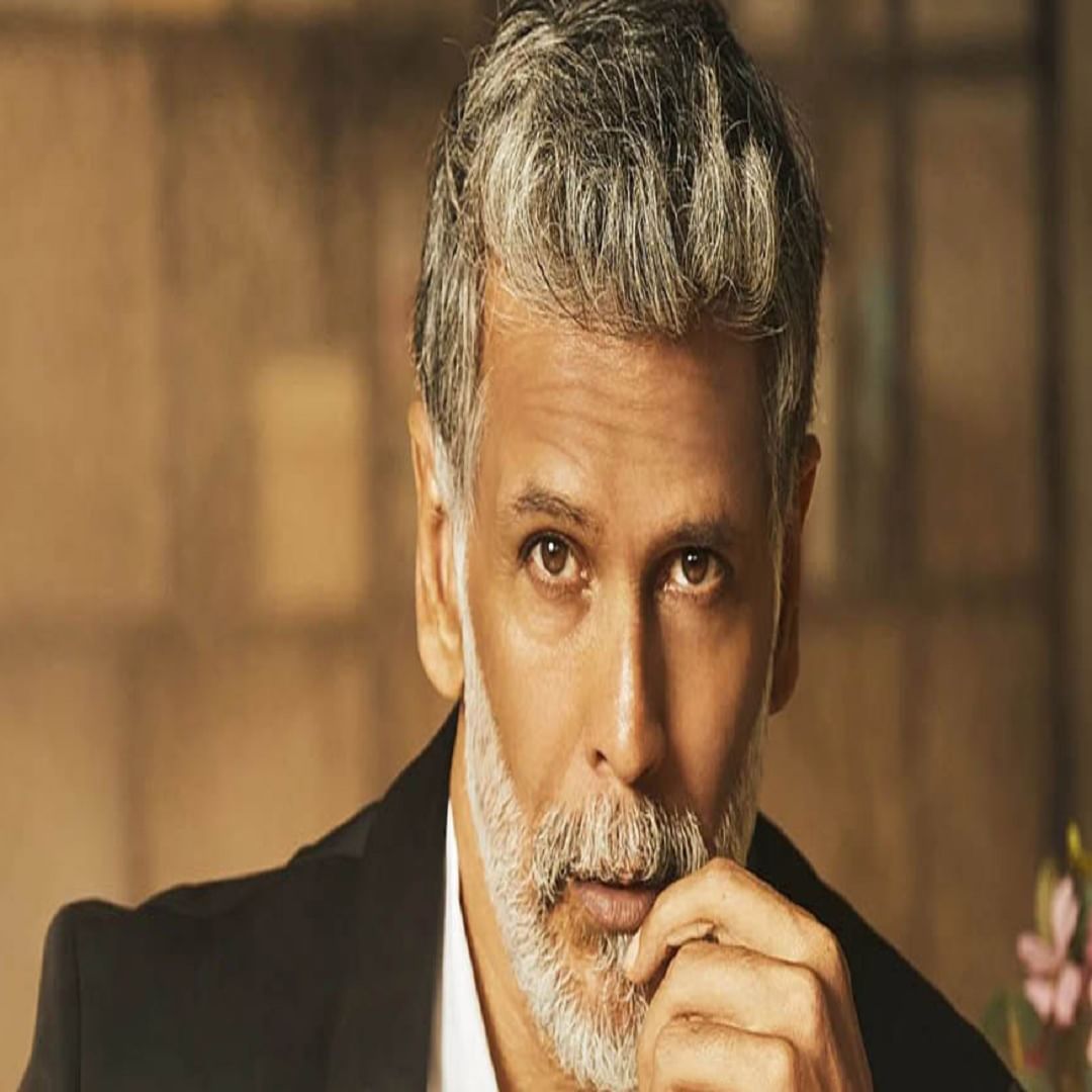 मिलिंद त्याचा आज (4 नोव्हेंबर 2024) 59 वा वाढदिवस साजरा करत आहे. मिलिंद त्याच्या बोल्ड अंदाजामुळे आणि विशेष म्हणजे अर्ध्या वयाच्या मुलीच्या प्रेमात पडल्यामुळे फारच चर्चेत आला.