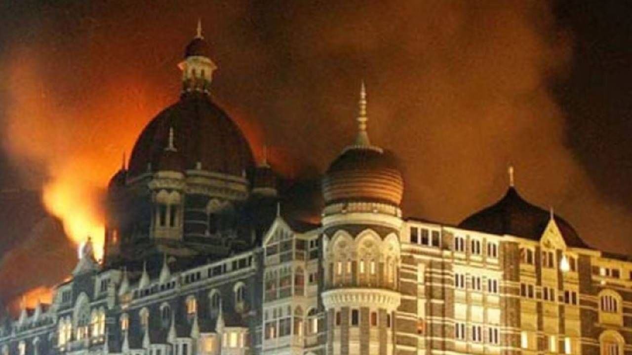 या बोटीचा वापर करून ते रात्री आठच्या सुमारास कुलाब्याजवळील मच्छी मार्केटमध्ये उतरले. त्यावेळी स्थानिक मच्छिमारांनाही त्यांच्यावर संशय आला होता. याबाबत पोलिसांना कळवलं असता त्यांनी सुरुवातीला त्याकडे गांभीर्याने पाहिलं नव्हतं.  