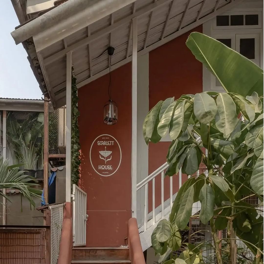 ‘स्कार्लेट हाउस’ असे या रेस्टॉरंटचे नाव असून हे रेस्टॉरंट मुंबईतील वांद्रे येथील 90 वर्षे जुन्या पोर्तुगीज बंगल्यात आहे.