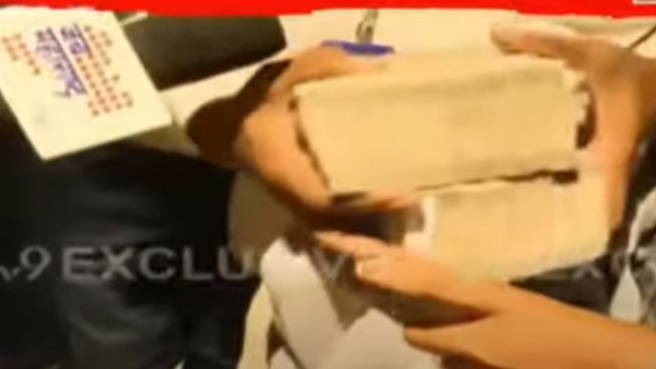 दरम्यान तावडे यांनी पाच कोटी रुपये आणले, पैसे वाटत असल्याची टीप आम्हाला भाजपकडूनच मिळाली असा गौप्यस्फोट बहुजन विकास आघाडीचे अध्यक्ष हितेंद्र ठाकूर यांनी केला आहे.