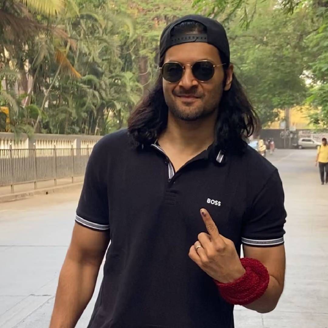 अभिनेता अली फजलनेही मतदान केलं आहे. मतदानानंतर त्याने फोटोग्राफर्ससमोर बोटावरील शाई दाखवली.