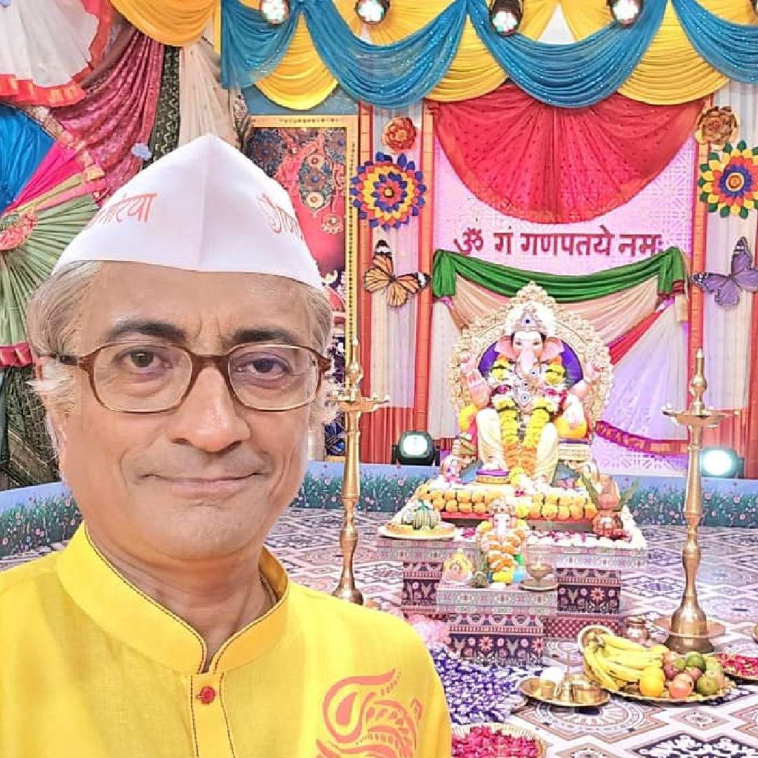 मालिकेत जेठालालचे वडील चंपकलाल जयंतीलाल गडा यांची भूमिका अभिनेते अमित भट्ट साकारतात. त्यांना एका एपिसोडसाठी 70 ते 80 हजार रुपये मानधन मिळतं. त्यांची एकूण संपत्ती ही 16.4 कोटी रुपये इतकी आहे.