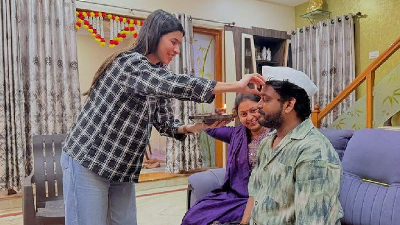 यावेळी अंकिताने डीपी दादाला भाऊबीज केली. त्याचे फोटो धनंजयने सोशल मीडियावर पोस्ट केले आहेत. 'भाऊबीज प्रक्रिया संपन्न' असं कॅप्शन देत डीपी दादाने हे खास फोटो पोस्ट केले आहेत. या फोटोवर नेटकऱ्यांनी लाइक्स आणि कमेंट्सचा वर्षाव केला आहे.
