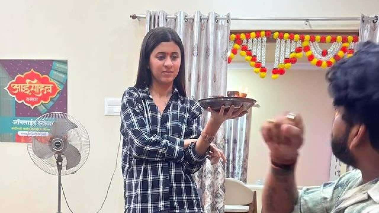 अंकिता कोल्हापुरात धनंजय पोवार म्हणजेच डीपी दादाच्या घरी पोहोचली आहे. बिग बॉसच्या घरात या दोघांमध्ये खूप चांगली मैत्री झाली होती. आता घराबाहेर पडल्यानंतर त्यांच्यातील भावा-बहिणीचं नातं आणखी घट्ट झालं आहे.