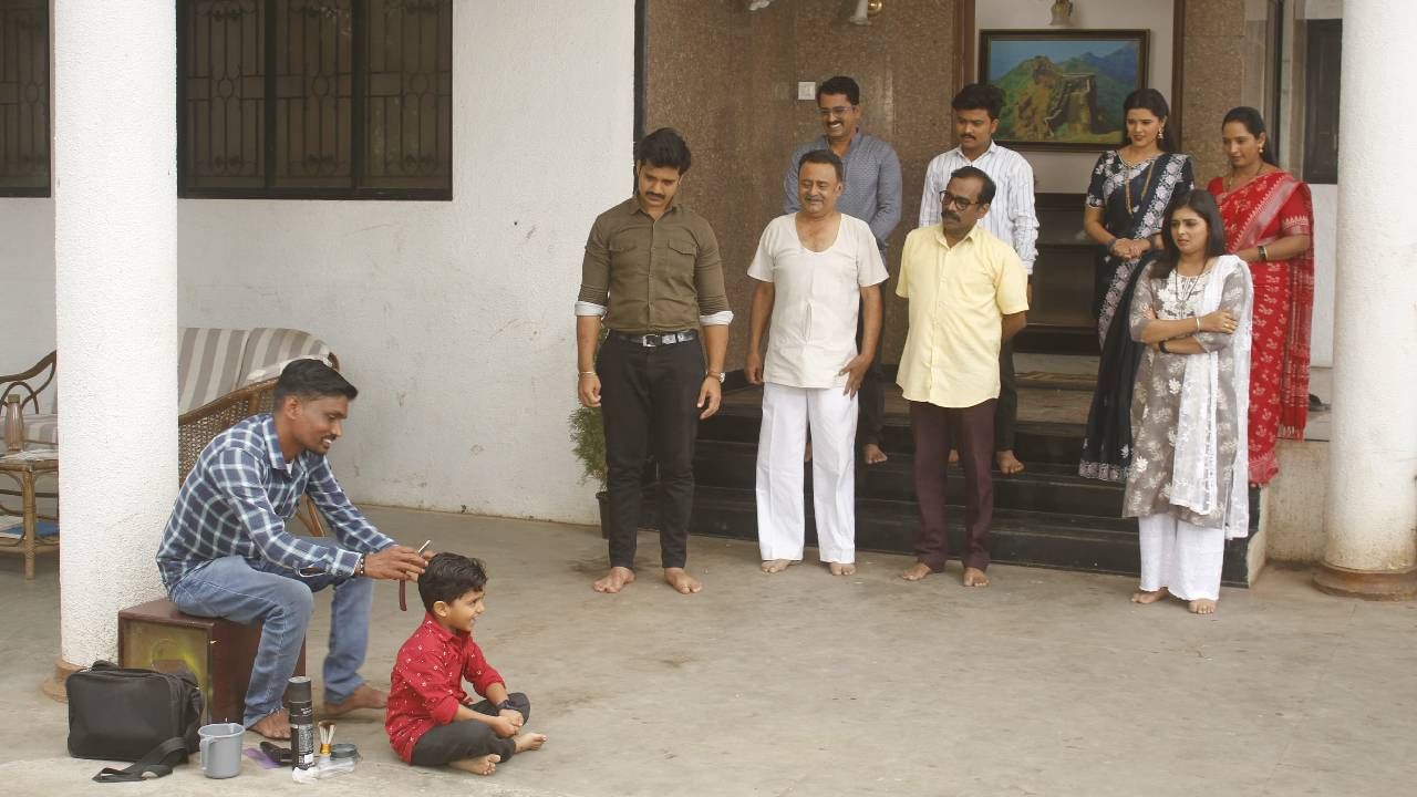 केमोथेरपीमुळे अमोलचे केस काढले जातात त्यामुळे घरच्या सगळ्यांना वाईट वाटतंय. घरचे सगळेच पुरुष त्याच्यासोबत केस काढायला बसतात पण अमोल त्यांना थांबवतो. 