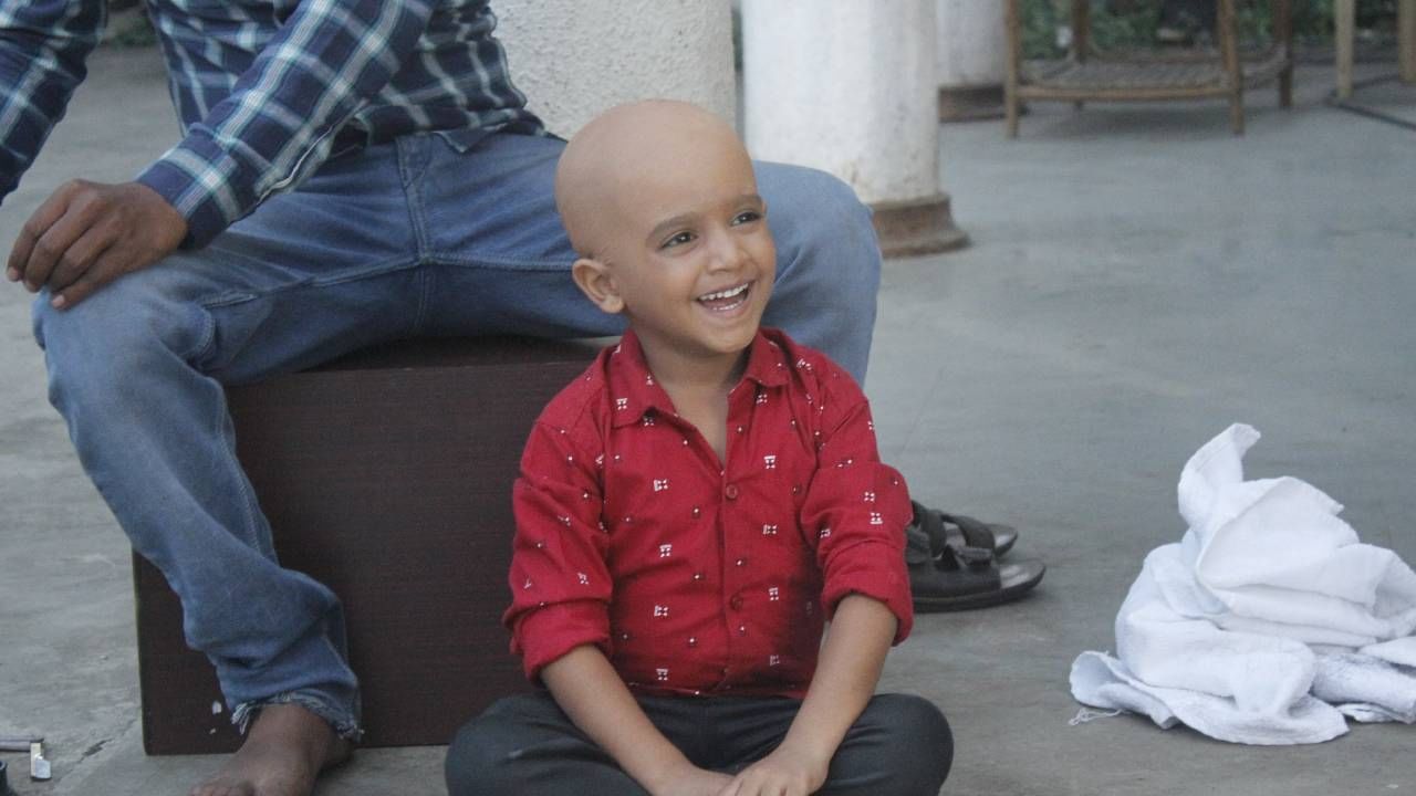 कॅन्सर वॉर्डमध्ये असलेली लहान मुलं आणि त्यांच्या पालकांना दुःखी बघून अमोलला वाईट वाटतं आणि तो काहीतरी शक्कल लढवून तिथलं वातावरण बदलतो, सगळ्यांना खुश करतो. 