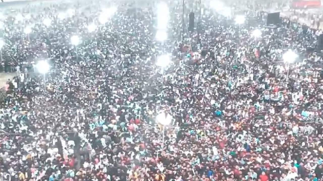 'पुष्पा 2'च्या ट्रेलर लाँच कार्यक्रमात चाहत्यांनी रेकॉर्डब्रेक गर्दी केली. या गर्दीला पांगवण्यासाठी अखेर पोलिसांना सौम्य लाठीचार्ज करावा लागला.