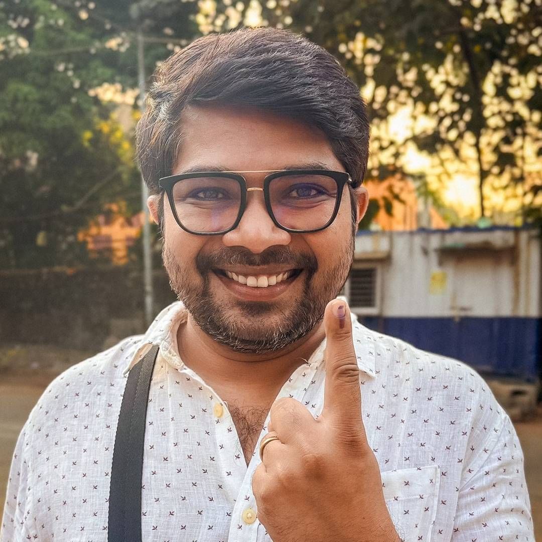 'माझं मत… ऐक्यासाठी… विकासासाठी… भयमुक्त सुरक्षित वातावरासाठी! माझं मत शेतकऱ्यांसाठी… दुर्बल घटकांसाठी! माझं मत जातीय सलोख्यासाठी… महाराष्ट्रधर्मासाठी! शिव शाहू फुले आंबेडकरांच्या पुरोगामी महाराष्ट्रासाठी,' अशी पोस्ट लिहित दिग्दर्शक हेमंत ढोमेनं मतदानानंतरचा हा फोटो शेअर केला.