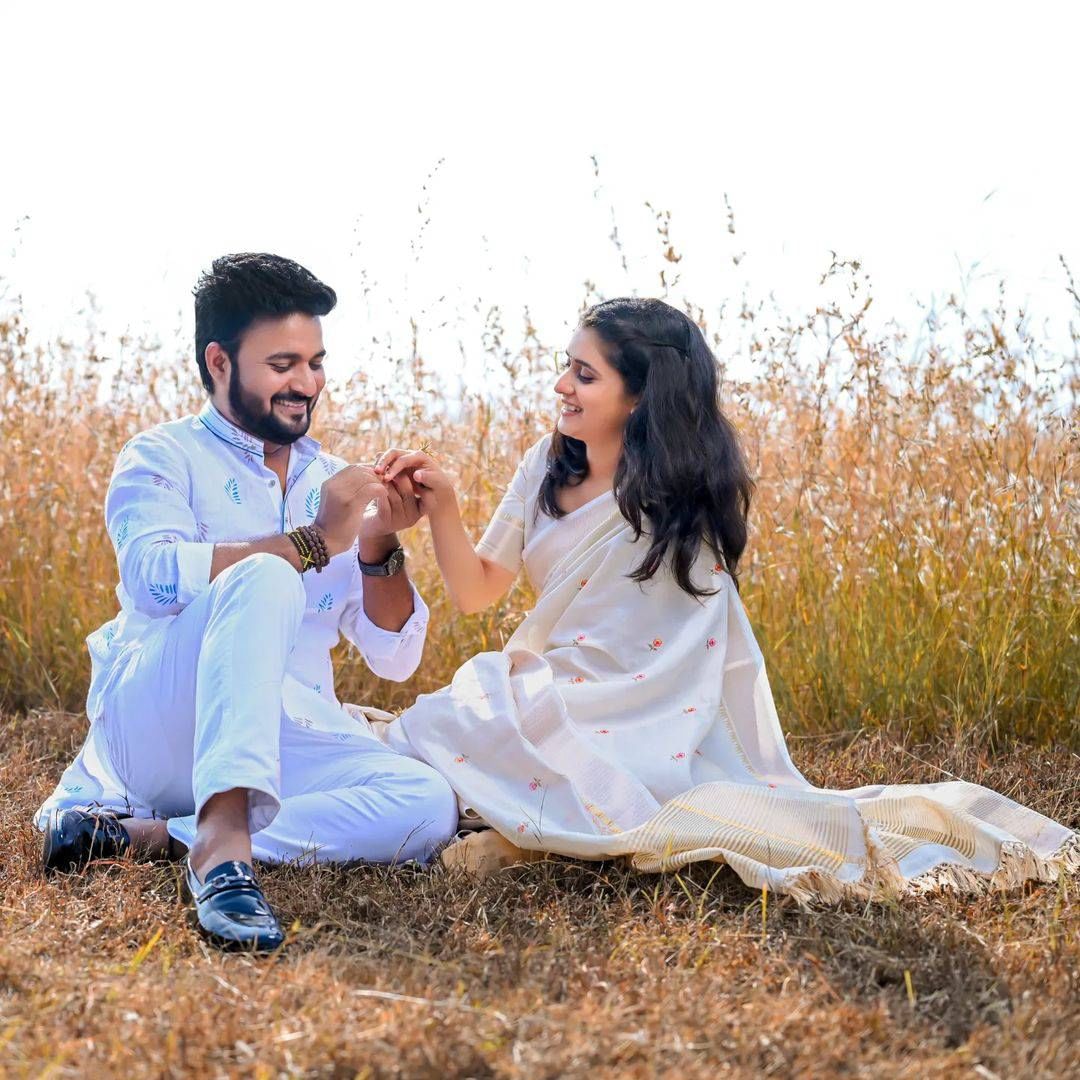 तर वैष्णवीनेही 'तू आणि तूच' असं कॅप्शन देत किरणसोबतचे रोमँटिक फोटो पोस्ट केले आहेत. वैष्णवीने 'तू चाल पुढं', 'देवमाणूस 2' या मालिकांमध्ये काम केलंय. ती सध्या 'तिकळी' या मालिकेतून प्रेक्षकांच्या भेटीला येत आहे.  
