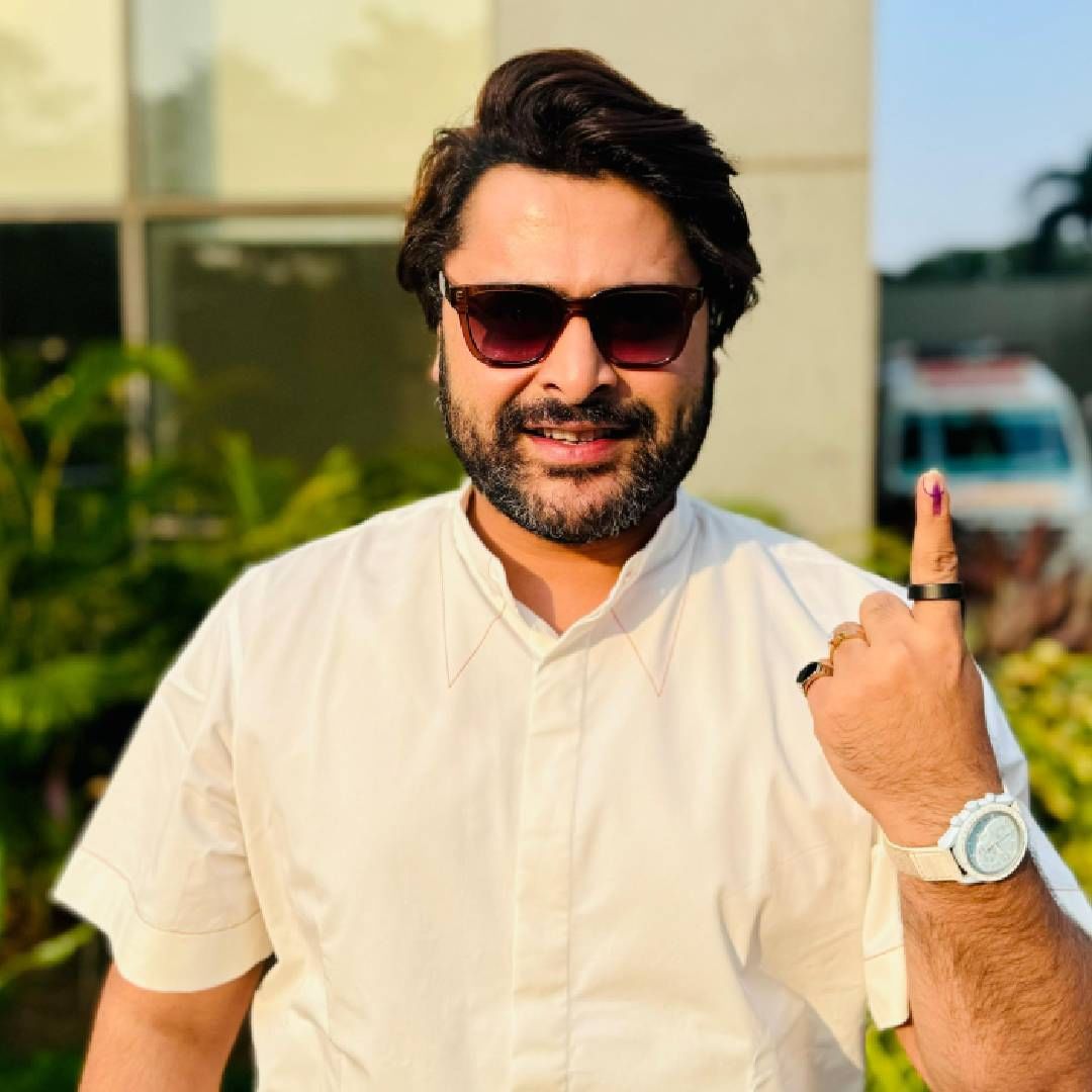 'घरत गणपती' या गाजलेल्या मराठी चित्रपटाचा दिग्दर्शक नवज्योत बांदिवडेकर यांनीसुद्धा मुंबईत आपला मतदानाचा हक्क बजावला.
