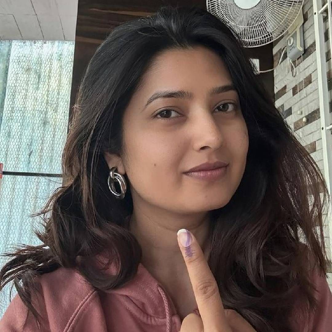 माझी सर्वांत महत्त्वपूर्ण जबाबदारी मी पार पाडली आहे. कळकळीचं आवाहन.. अजिबात कंटाळा न करता सर्वांनी मतदानाचा हक्क बजावा, असं आवाहन अभिनेत्री प्राजक्ता माळीने केलंय.