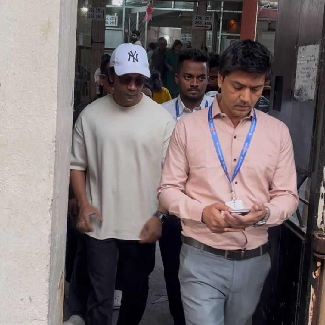 अभिनेता राजकुमार राव यानेसुद्धा मतदानाचा हक्क बजावला आहे.
