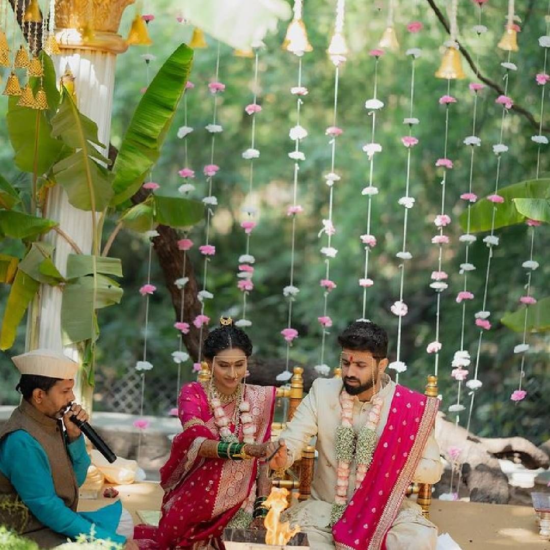 लग्नसोहळ्यात रेश्माने गुलाबी रंगाची नऊवारी साडी नेसली असून तिचा लूक पारंपरिक महाराष्ट्रीयन नवरीचा आहे. तर तिच्या पतीने मोती रंगाचा धोती-कुर्ता आणि त्यावर गुलाबी रंगाचा शाल घेतला आहे.  