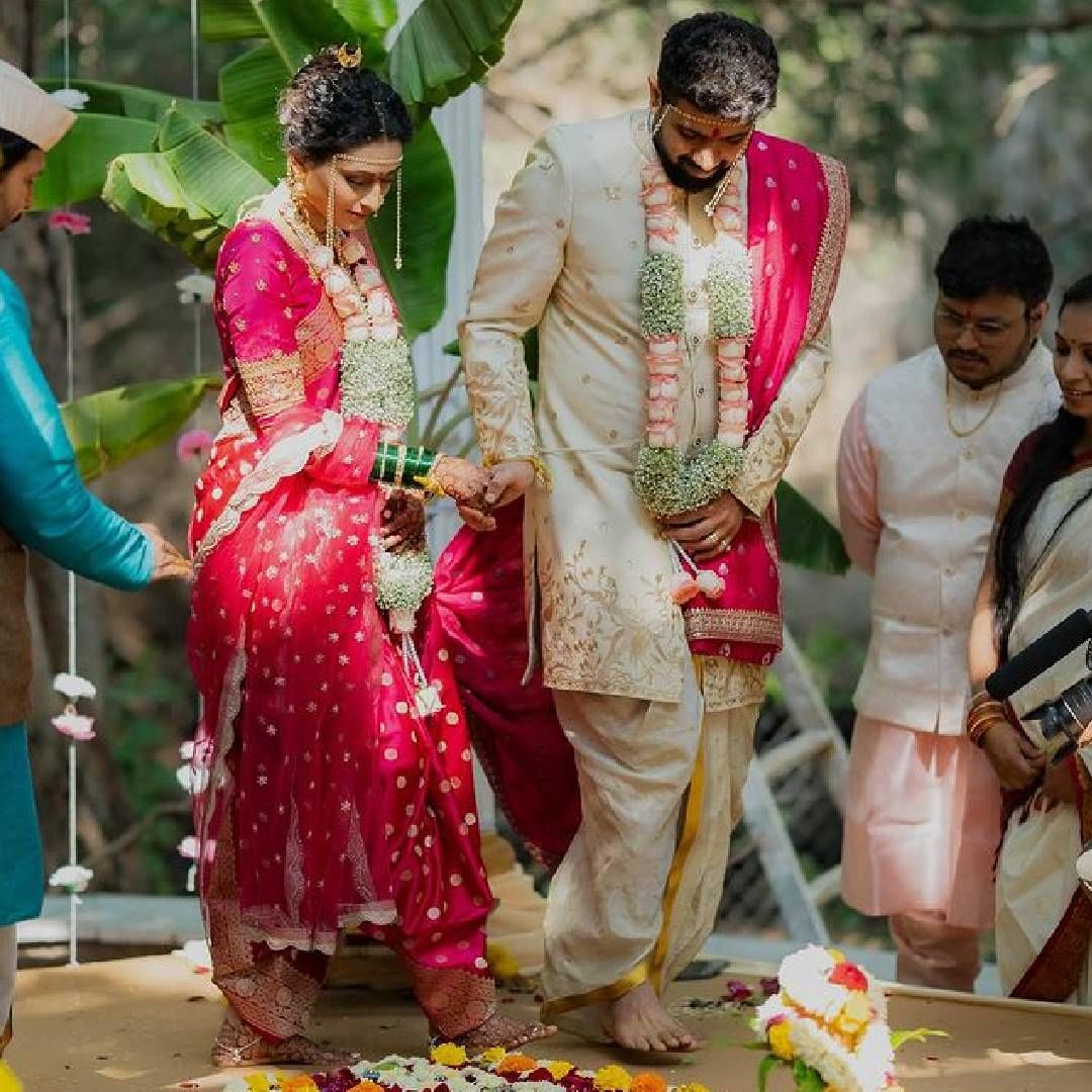 'आयुष्याची नवीन सुरुवात' असं कॅप्शन देत रेश्माने हे फोटो पोस्ट केले आहेत. त्यावर नेटकरी आणि सेलिब्रिटी शुभेच्छांचा वर्षाव करत आहेत. यात हेमांगी कवीच्या कमेंटने नेटकऱ्यांचं लक्ष वेधलंय.  