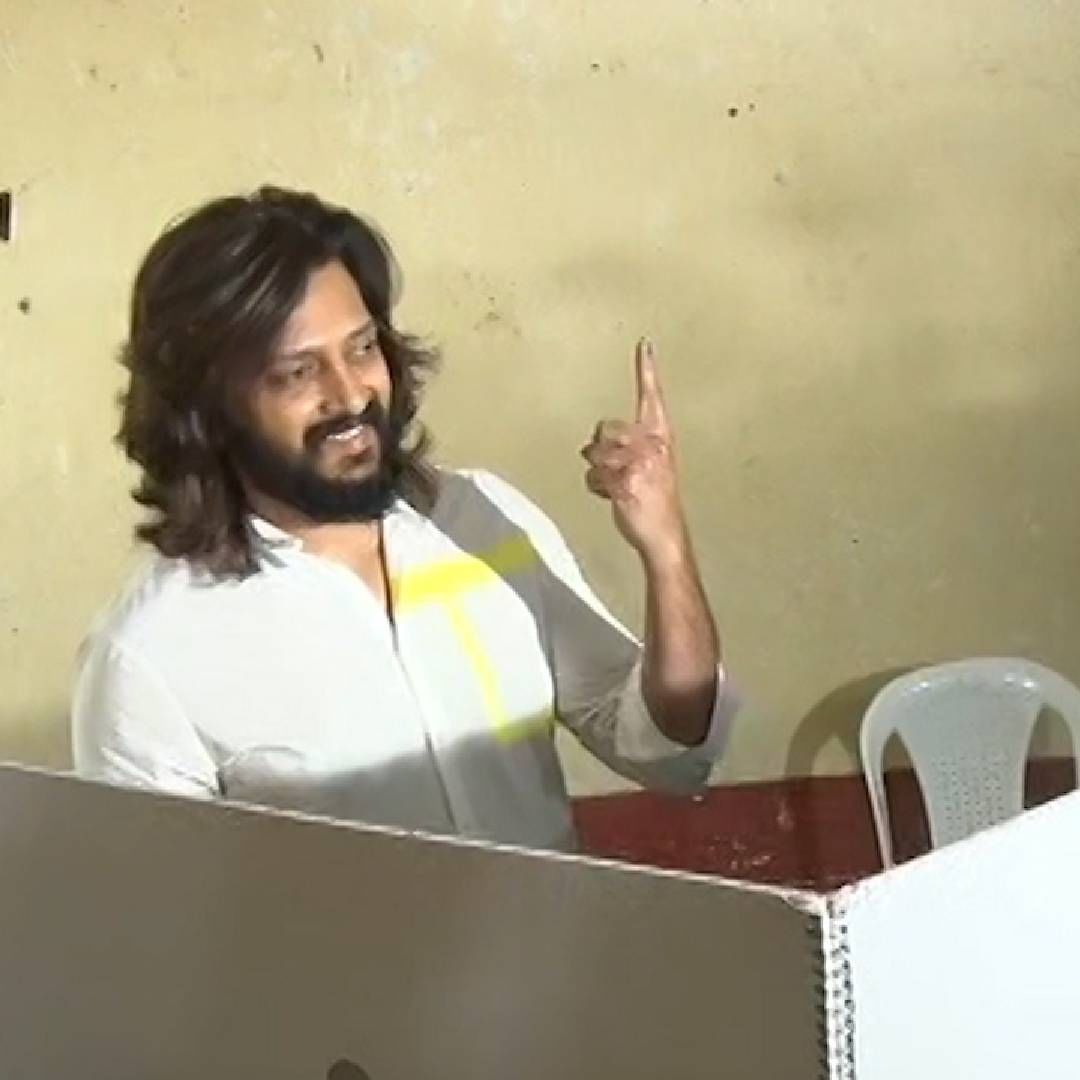 अभिनेता रितेश देशमुखने मतदान केलं. यावेळी त्याने प्रत्येक नागरिकाला मतदान करण्याचं आवाहन केलं आहे.