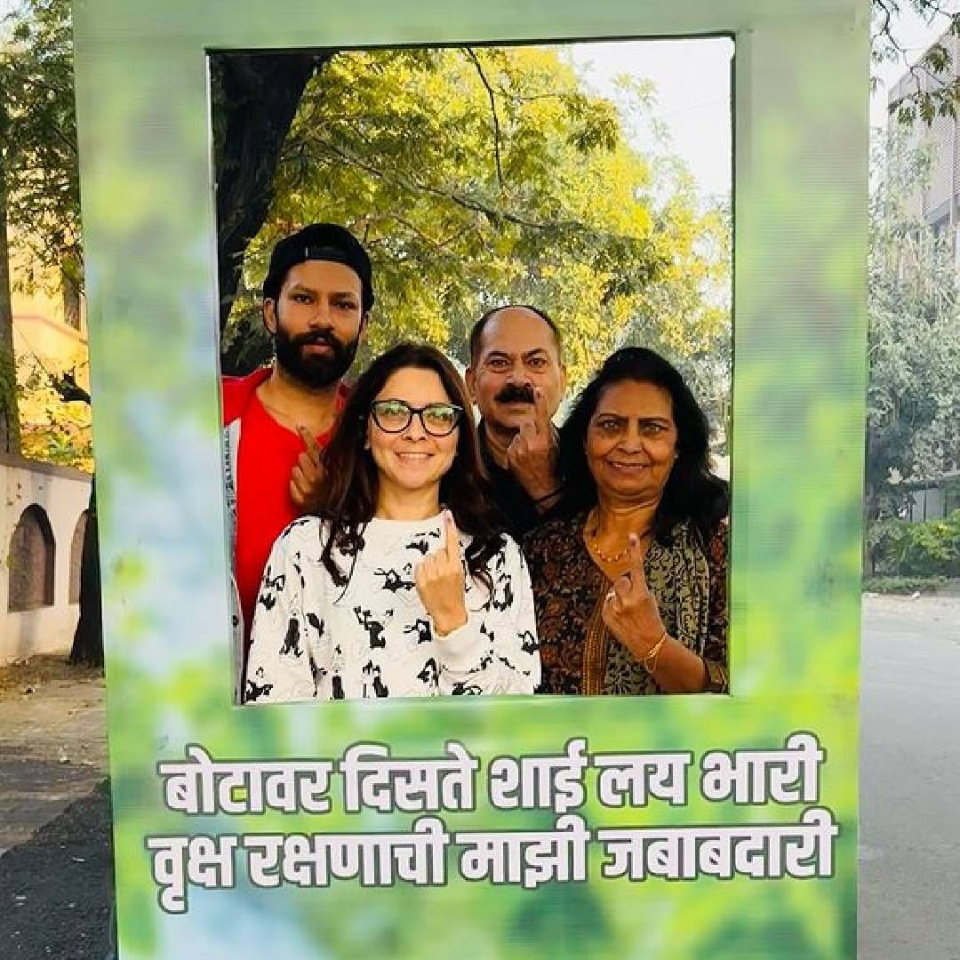 'करा आज योग्य सिलेक्शन, टुडे इज द डे ऑफ इलेक्शन, समाजात हवं असेल जर परफेक्शन, तर करू नका या संधीचं रिजेक्शन,' अशी पोस्ट अभिनेत्री सोनाली कुलकर्णीने लिहिली आहे.