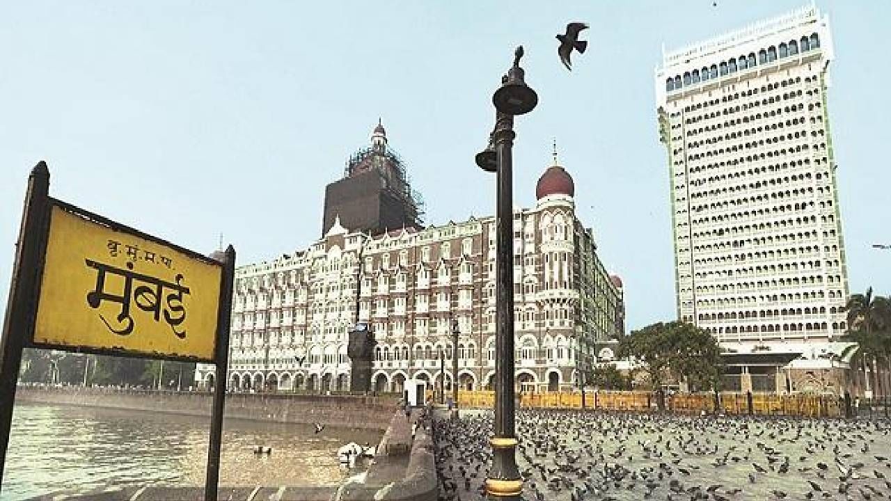 पाकिस्तानातील कराची इथून 10 दहशतवादी बोटीने मुंबईला रवाना झाले होते. समुद्रमार्गेच ते मुंबईत दाखल झाले होते. भारतीय नौदलाला चकवा देण्यासाठी त्यांनी वाटेत एका भारतीय बोटीचं अपहरण केलं होतं. त्या बोटीवरील सर्व लोकांना त्यांनी ठार केलं होतं.  