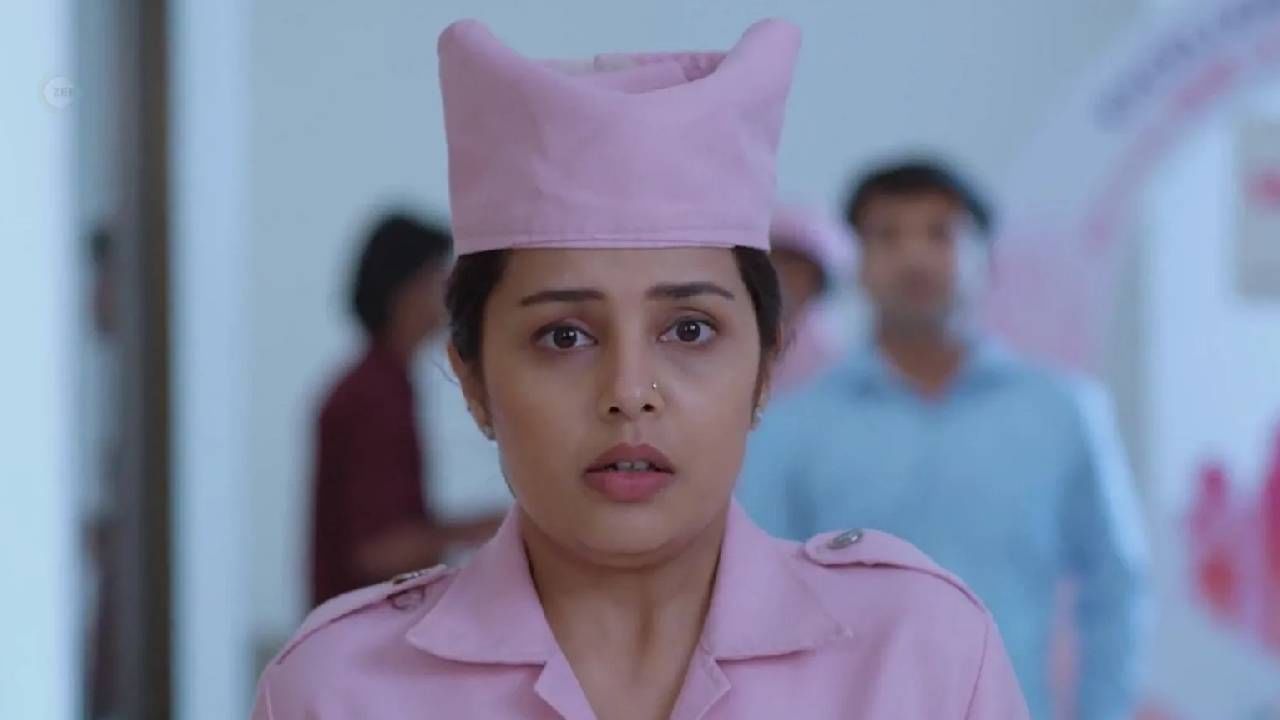 तिच्या बंदिवासात अक्षराने काही पुरावे गोळा केले आहेत.  ती सर्वांसमोर भुवनेश्वरीच चारुलता आहे हे उघड करण्यासाठी लग्नात पोहोचते. या पुराव्यांमुळे चारुहास पूर्णपणे हादरणार आहे. तिथेच अक्षराला हे देखील कळणार आहे की अधिपतीला या सर्व गोष्टी पहिल्यापासून माहित आहेत. या सगळ्यामुळे अक्षरा आणि अधिपती यांच्यात जोरदार वाद होऊन अक्षरा घर सोडण्याचा निर्णय घेणार आहे. 
