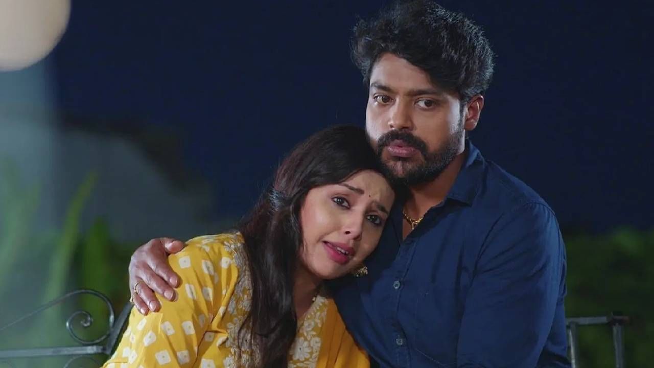 पण अक्षरा वारंवार भुवनेश्वरीला म्हणजेच चारुलताला आता थेट वॉर्निंग देऊ लागली आहे की ती हे सिद्ध करुन दाखवणार की चारुलता म्हणजेच भुवनेश्वरी आहे. अक्षरा अधिपतीकडे हट्ट करते की बाबा आणि चारुलताचं लग्न थांबवलं पाहीजे. 