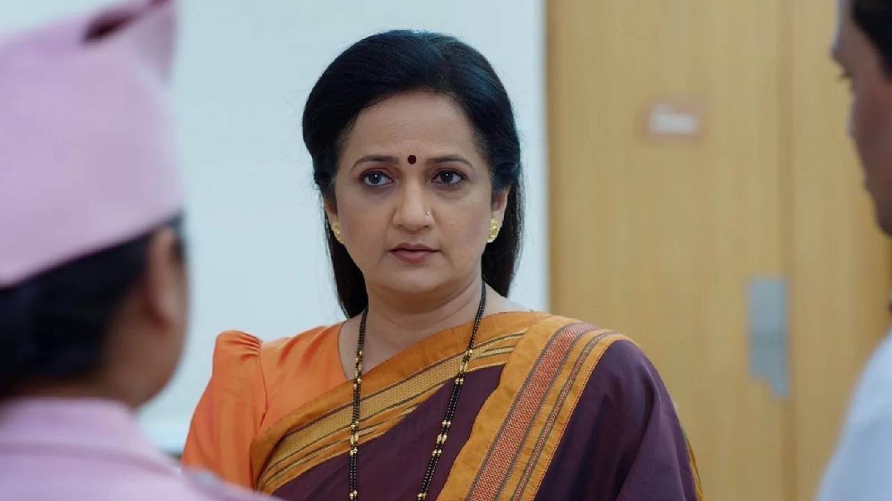 पण दुसरीकडे भुवनेश्वरी चारुहासला सांगते की अक्षराची तब्येत बघता लग्नाचा मुहूर्त अलिकडचाच घेतला पाहिजे.  अक्षराला वेडी ठरवण्यात भुवनेश्वरी यशस्वी होईल का, हे पाहणं महत्त्वाचं ठरणार आहे.  
