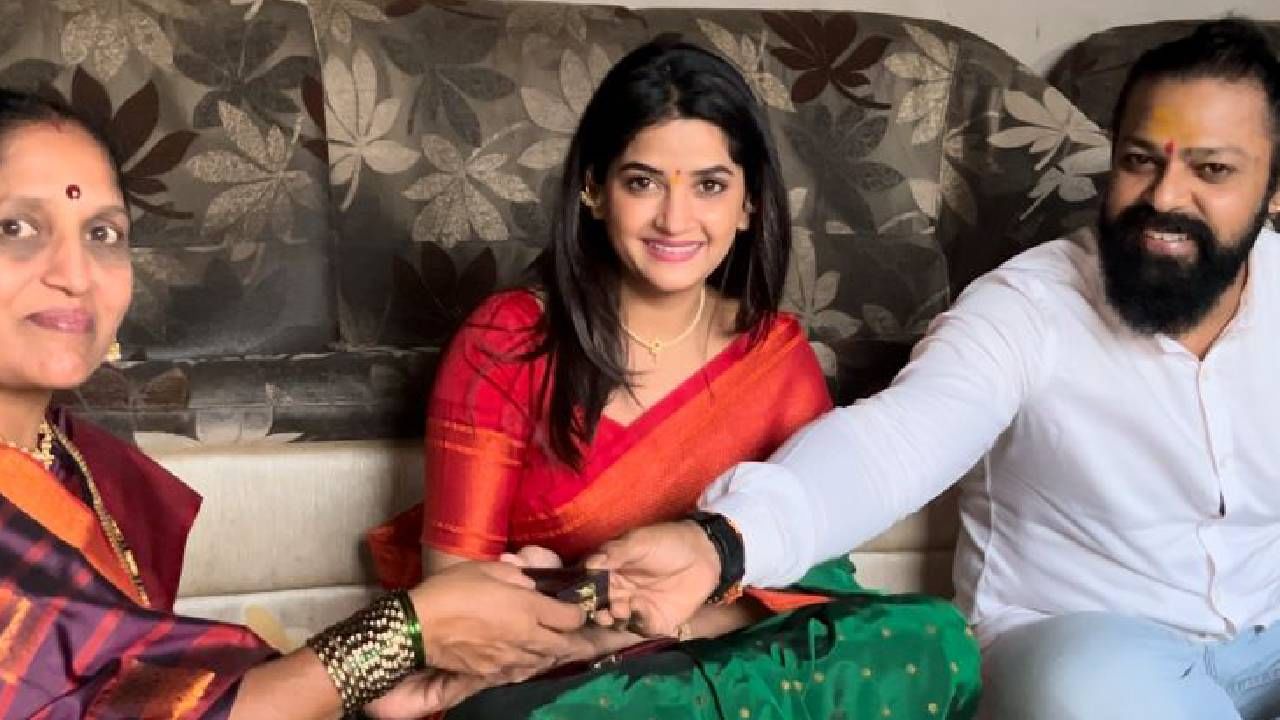 'उदे गं अंबे' मालिकेतील भगवान शिवशंकर म्हणजेच अभिनेता देवदत्त नागे आणि आदिशक्ती म्हणजेच मयुरी कापडणे यांच्या हस्ते रोहिणी यांना ही सुवर्णमुद्रा सुपूर्द करण्यात आली. 