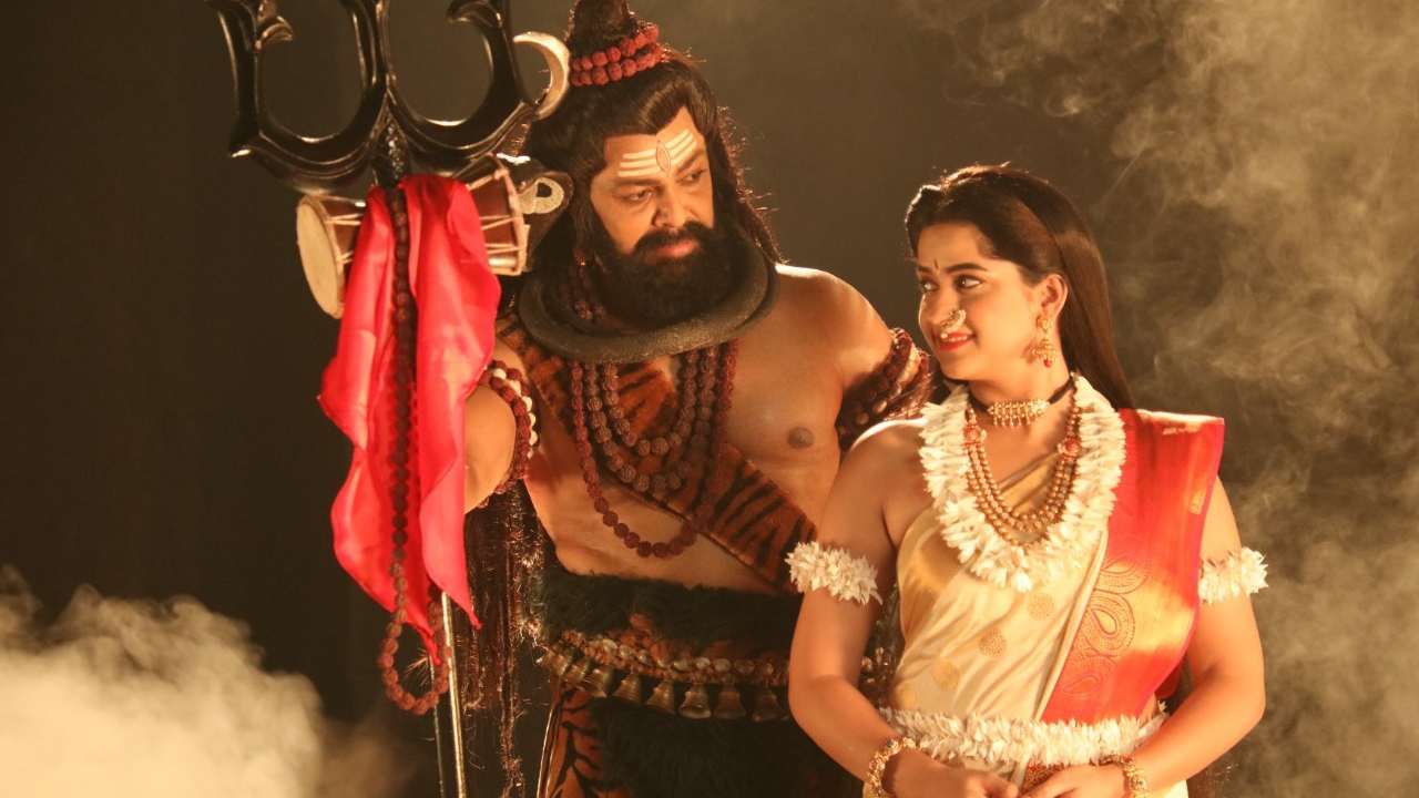 स्टार प्रवाहकडून मिळालेली ही अनमोल भेट मी कायम जपून ठेवेन. 'उदे गं अंबे' मालिकेतील भगवान शिवशंकर आणि आदिशक्ती यांनी कोल्हापुरात आमच्या घरी येऊन ही खास भेटवस्तू दिली याचा आनंद गगनात मावत नाहीये. मालिकेच्या निमित्ताने साडेतीन शक्तीपिठांची गोष्ट आम्हा प्रेक्षकांना अनुभवयला मिळत आहे,