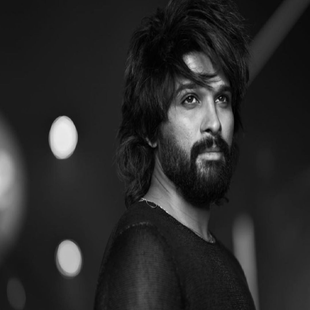 अल्लू अर्जुन हा तेलगू चित्रपटसृष्टीतील प्रसिद्ध चेहरा आहे. 'पुष्पा 2' मुळे तो चांगलाच चर्चेत आहे. नुकताच या चित्रपटाचा ट्रेलरही रिलीज झाला असून ट्रेलरला प्रचंड पसंती मिळत आहे.