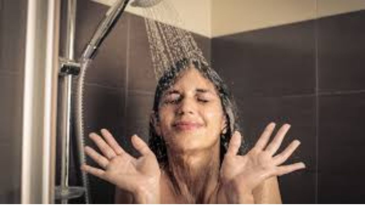 इंटरनल मेडिसिन अँड इंफेक्शन डिजीज कन्सल्टेंट डॉक्टर अंकित बन्सल म्हणाले, हिवाळ्यात लोक गरम पाण्याने आंघोळ करतात. परंतु गरम पाण्याऐवजी सामान्य पाणी घेतल्यास त्याचे अनेक फायदे आहेत.