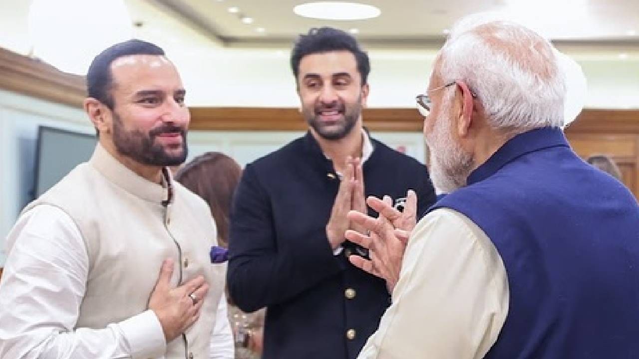 या भेटीदरम्यान मोदींनी कपूर कुटुंबीयांशी बऱ्याच गप्पा मारल्या. अभिनेता सैफ अली खान आणि रणबीर कपूर यांचा मोदींसोबत संवाद साधतानाचा खास क्षण..