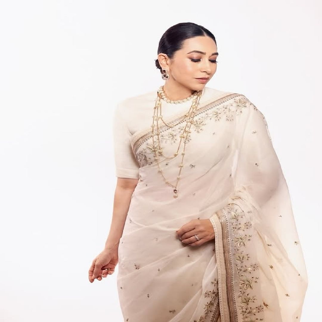 करिश्मा कायम कोणत्या न कोणत्या कारणामुळे चर्चेत असते आता देखील अभिनेत्रीचे फोटो तुफान व्हायरल होत आहे. चाहत्यांना देखील अभिनेत्रीचा लूक आवडला आहे.