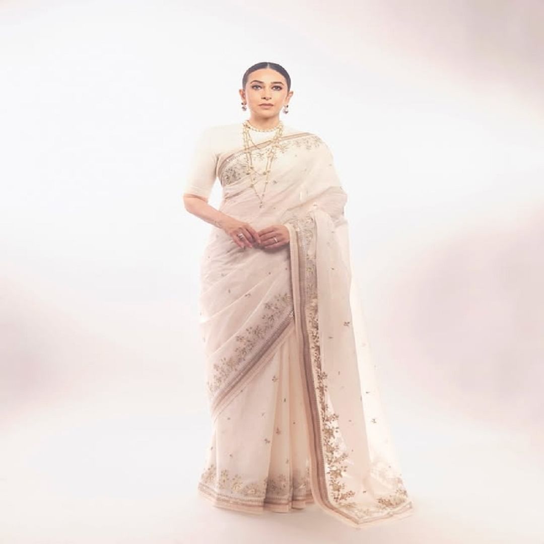 स्वतःचे पांढऱ्या साडीतील फोटो पोस्ट करत करिश्मा म्हणाली, 'आजोबा ज्यांना कुटुंबातील महिलांसाठी पांढरा रंग आवडत होता...' अभिनेत्रीने कॅप्शन सध्या चर्चेत आहे.