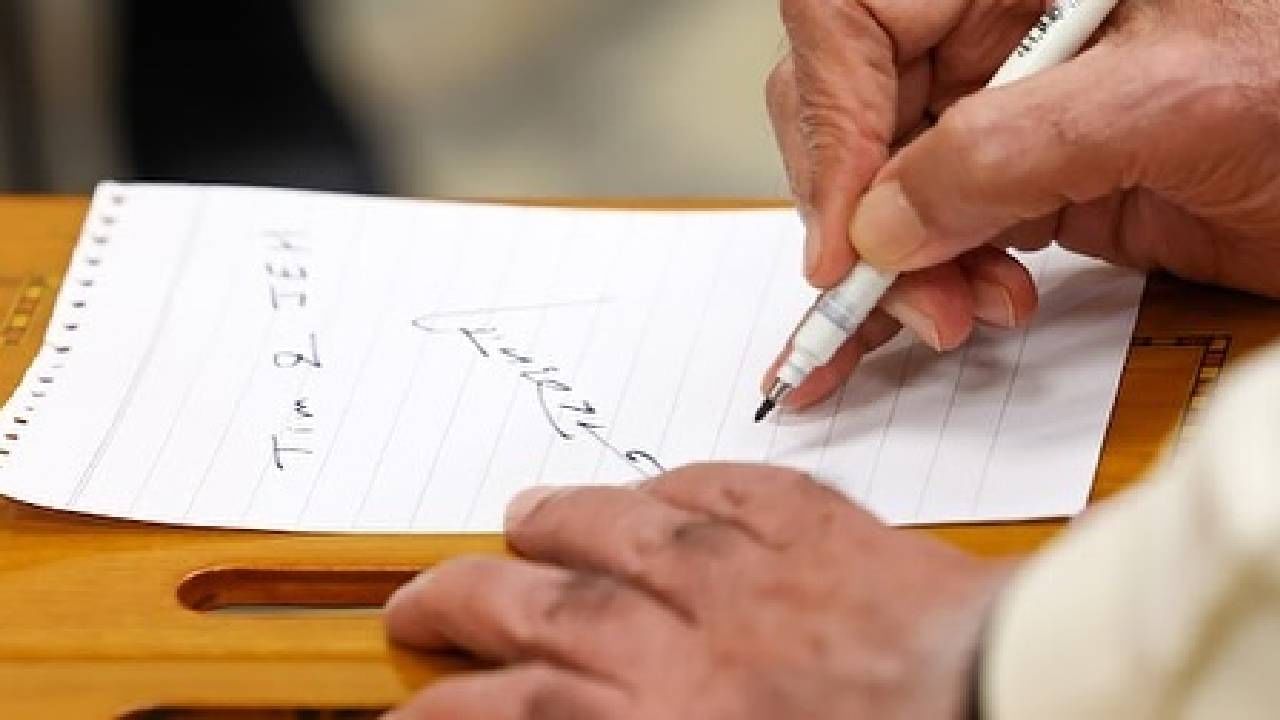 मोदींनी करीना कपूर आणि सैफ अली खान यांच्या तैमूर आणि जेह या दोन्ही मुलांची नावं लिहित एका कागदावर त्यांचा ऑटोग्राफ दिला.