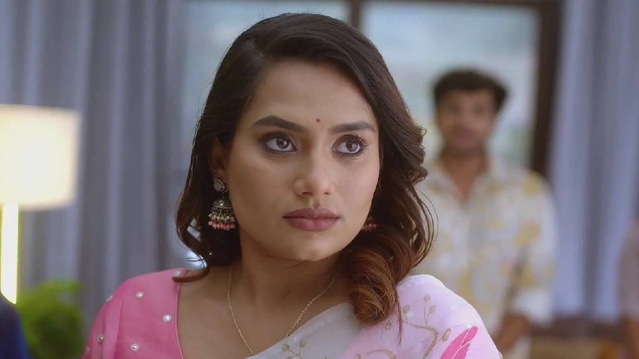 याच दरम्यान प्रीतम जाहीर करतो की आदित्य आणि पारूला एका जाहिरातीसाठी एकत्र काम करावं लागेल. ज्यामध्ये गावात जाऊन प्रमोशनल व्हिडिओ शूट करणं अपेक्षित आहे. सर्वजण यासाठी सहमती देतात, पण पारू नकार देते. दामिनीच्या धमकीमुळे मारुतीही पारूला या शूटसाठी पाठवण्यास नकार देतो आणि तिला किर्लोस्कर कुटुंबापासून दूर ठेवतो.
