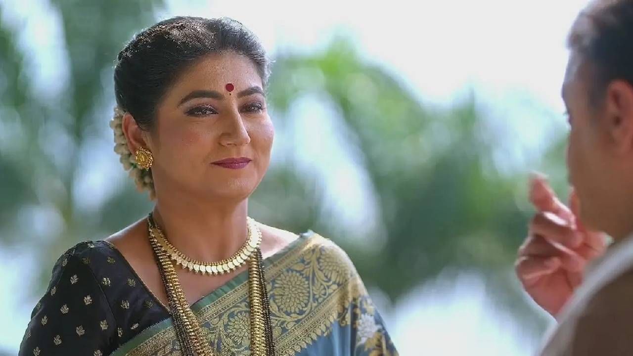 दुसरीकडे, दामिनी मारुतीला सांगतेय की गरीब मुली श्रीमंत मुलांना कसं फसवतात? त्यामुळे ती मारुतीला पारूला किर्लोस्कर कुटुंबापासून दूर ठेवण्याचा सल्ला देते. पुरस्कार सोहळ्याला जाण्यासाठी पारू आदित्यची बॅग पॅक करते, तेव्हाच ती त्याच्या जॅकेटचा उबदारपणा अनुभवायचा प्रयत्न करते.