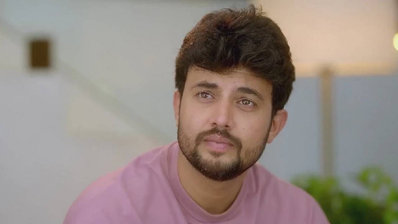 अनुष्का आता किर्लोस्कर कुटुंबाचा भाग बनू पाहतेय, तर पारू आदित्य आणि संपूर्ण कुटुंबापासून अंतर राखण्याचा प्रयत्न करतेय. दरम्यान, आदित्यला उद्योग क्षेत्रातील विशेष पुरस्कार जाहीर झालाय, यामुळे पारू खूप आनंदात आहे. मात्र, जेव्हा ती आदित्यला शुभेच्छा देण्यासाठी जाते, तेव्हा आदित्य आणि अनुष्काला एकत्र पाहून ती निराश होते.