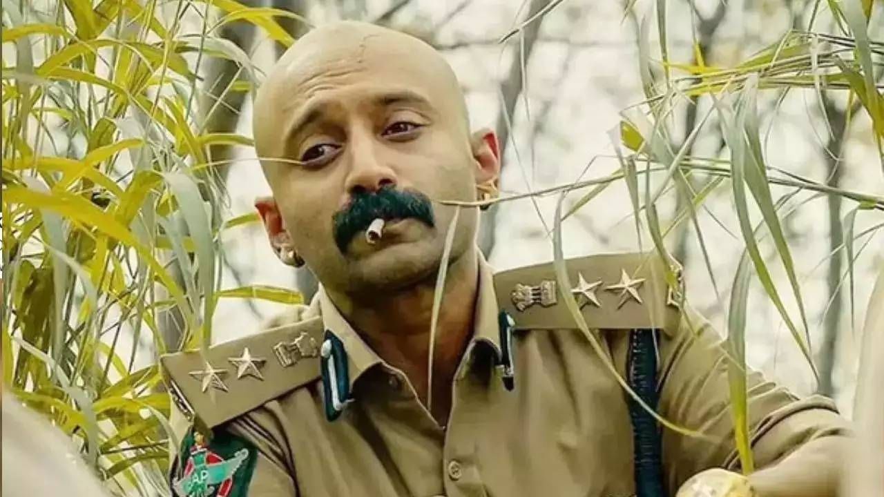 पहिल्या आणि दुसऱ्या भागात खलनायक भंवर सिंहची भूमिका साकारलेला अभिनेता फहाद फासिल याला 8 कोटी रुपये मानधन मिळालं आहे. अल्लू अर्जुनसोबत त्याचे ॲक्शन सीन्स चांगलेच गाजले आहेत.