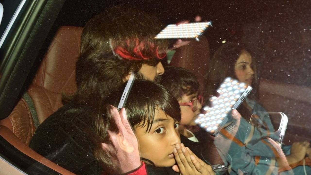 सलमान खानचा अत्यंत जवळचा मित्र आणि अभिनेता रितेश देशमुख त्याच्या पत्नी आणि मुलांसह या पार्टीला पोहोचला होता.