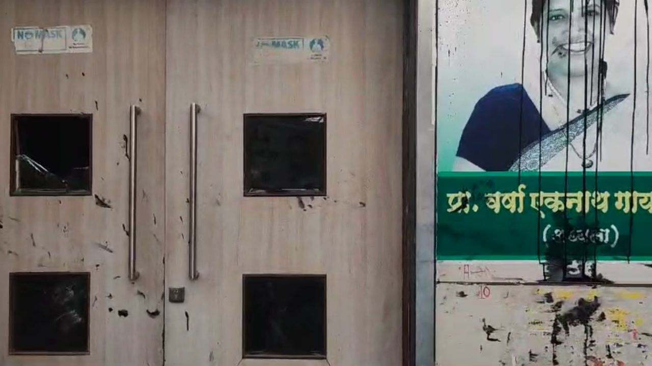 भाजप कार्यकर्त्यांकडून जोरदार घोषणाबाजी करण्यात आली. आंदोलकांनी कार्यालायाचा दरवाजा तोडण्याचा प्रयत्न केला. आक्रमक भाजप कार्यकर्त्यांना रोखण्यासाठी पोलिसांना जोरदार लाठीचार्ज केला. 