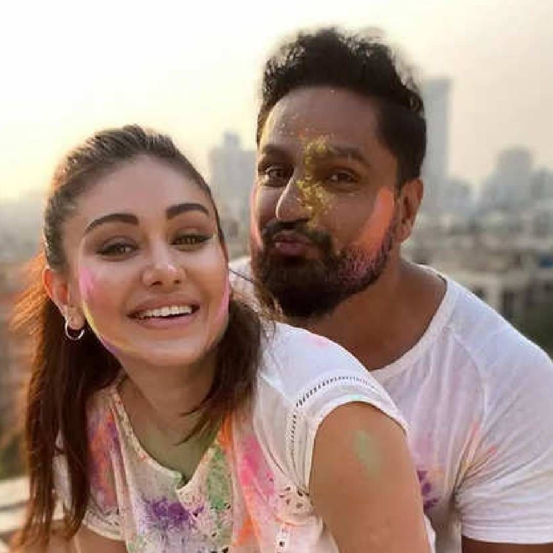 शेफाली जरीवाला आणि पराग त्यागी यांची जेव्हा लग्न करण्याची इच्छा होती, तेव्हा तारीख ठरल्यानंतरही हे लग्न होऊ शकलं नव्हतं. नंतर जेव्हा त्यांनी कोर्ट मॅरेज केलं, तेव्हा दोघांचे कुटुंबीय सहभागी झाले नव्हते.