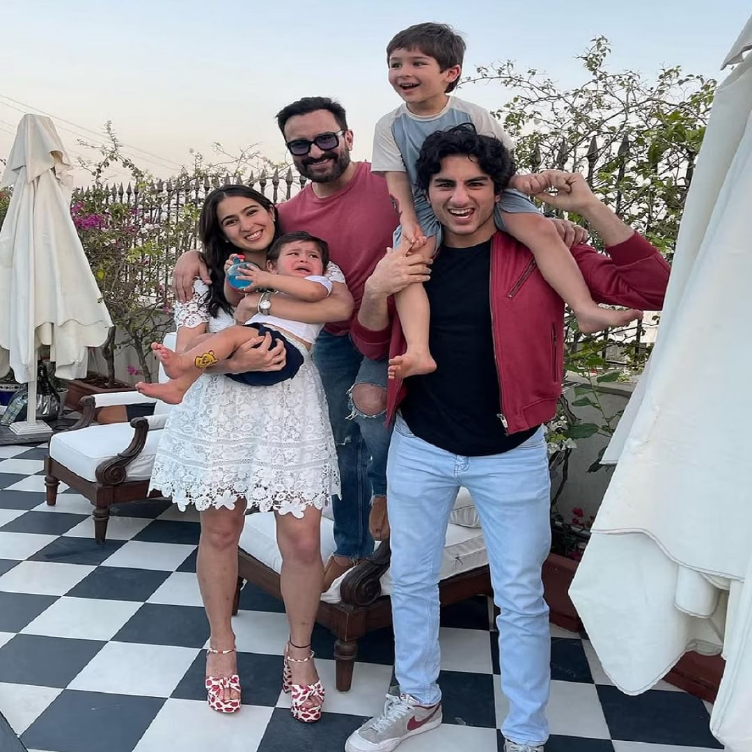  अभिनेता सैफ अली खानला नवाब म्हटलं जातं. त्यामुळे त्याचं घरही तसच आहे. पतोडी पॅलेस तर सर्वांना माहितच आहे.पण त्याचं बांद्र्यातील घरही कुठल्या महालापेक्षा कमी नाहीये. सैफ अली खानच्या घराचे काही फोटो सोशल मीडियावर व्हायरल होत आहेत. सैफवर झालेल्या हल्ल्यानंतर तर घराचे फोटो मोठ्या प्रमाणात व्हायरल होत आहेत.  सैफ आणि त्याची पत्नी करीना आणि दोन मुलांसह मुंबईतील वांद्रे इथं असणाऱ्या त्यांच्या आलिशान घरात राहतात. 