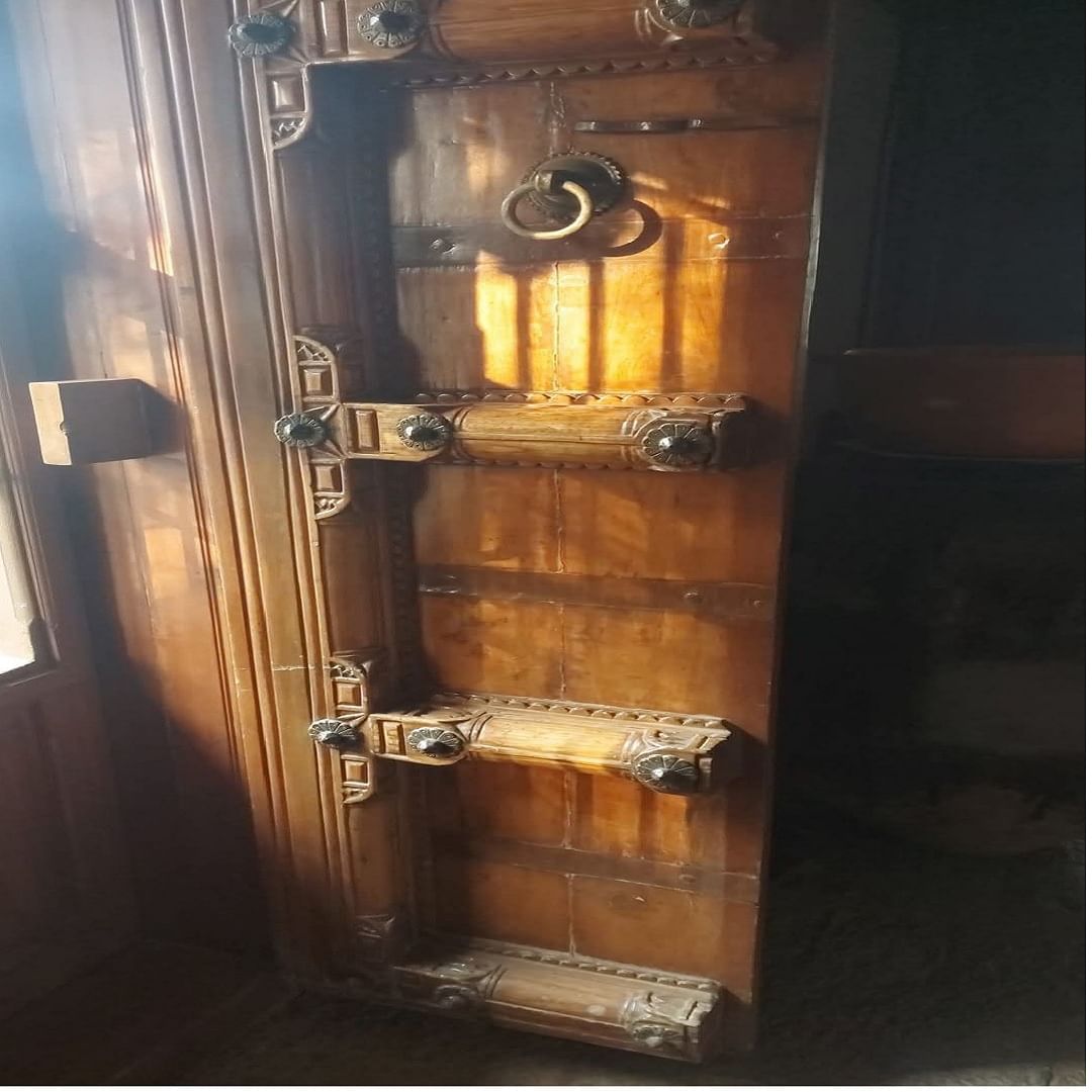या वाड्यात किंवा शेतघरात प्रवेशद्वार भक्कम किल्ल्याच्या प्रवेशद्वारासारखेच दार आहे.