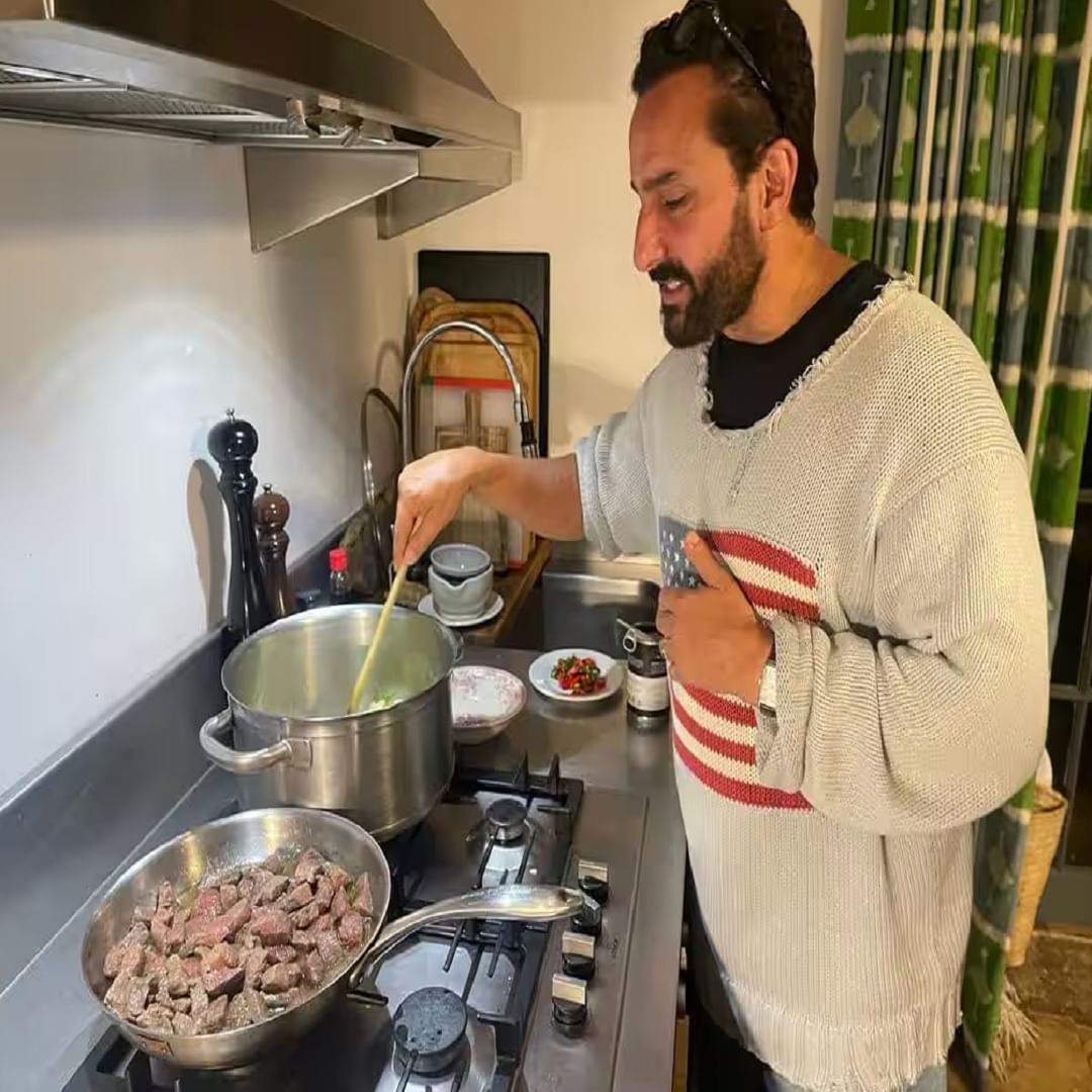 तसेच बऱ्याच फोटोंमध्ये त्यांच्या घरातील किचन एरिआही पाहायला मिळतो. जिथे सैफ किंवा करीना काहीतरी पदार्थ बनवत असताना दिसतात. तसेच गार्डन, स्विमिंग पूल, लायब्ररी, आलिशान लिव्हिंग रुम. या सगळ्या गोष्टी मॉर्डन असल्या तरी त्याला कुठेतरी मॉर्डन टचही देण्यात आला आहे. सैफच्या या आलिशान घराची चर्चा बी टाऊनमध्ये कायमच पाहायला मिळते   