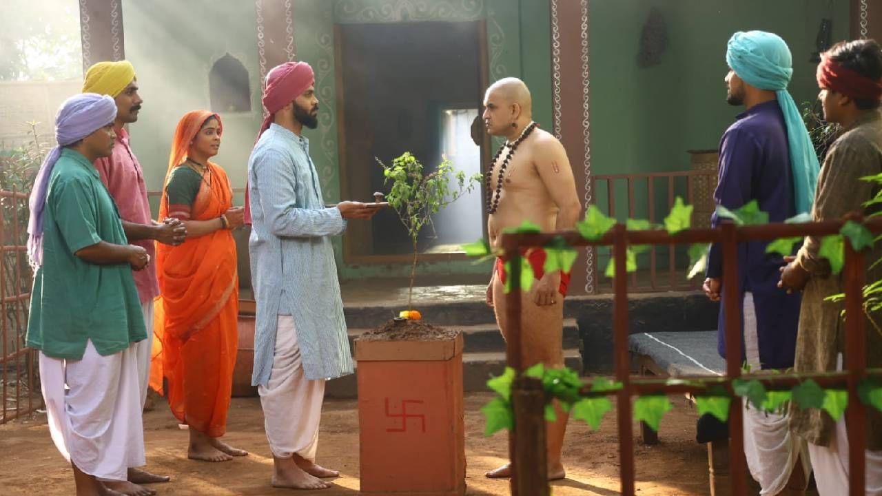 या अध्यायाची सुरुवात आस्तिक देवकी आणि नास्तिक यमुना या दोन घनिष्ट मैत्रिणींच्या गोष्टीने झाली. यानंतर नव्या परंपरेचा आरंभ झाला, ज्यात स्वामी मुखवट्याचा महिमा उलगडला.